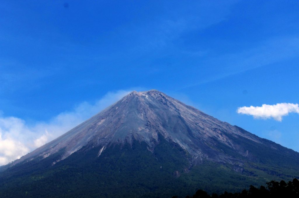 Volcanic eruption displaces thousands in Indonesia