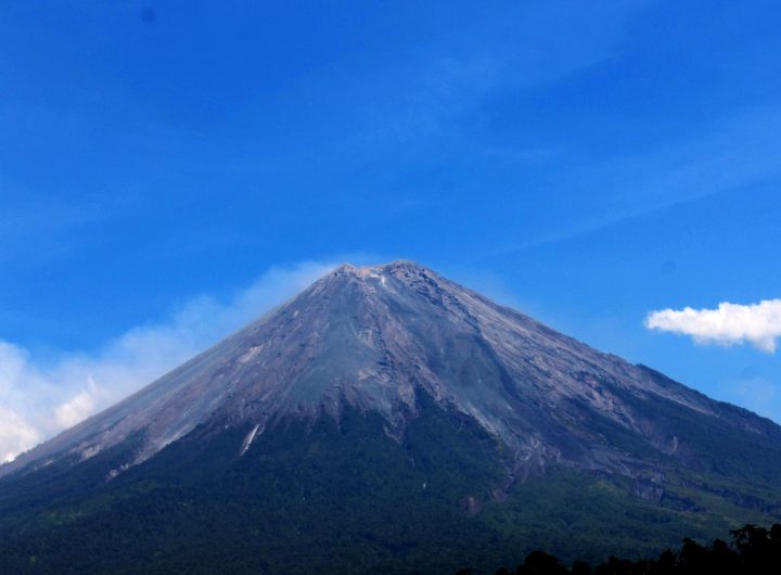 Volcanic eruption displaces thousands in Indonesia