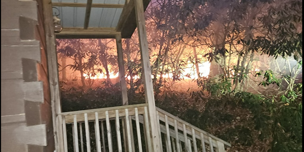 Large wildfire burning in western North Carolina threatens homes