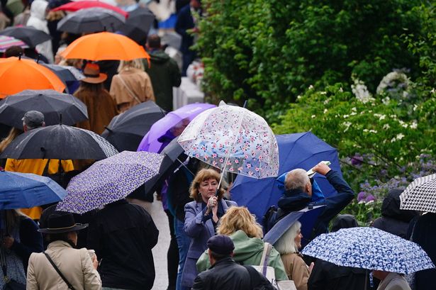 London set to be hit by heavy rain and 60mph winds as Met Office issues warning