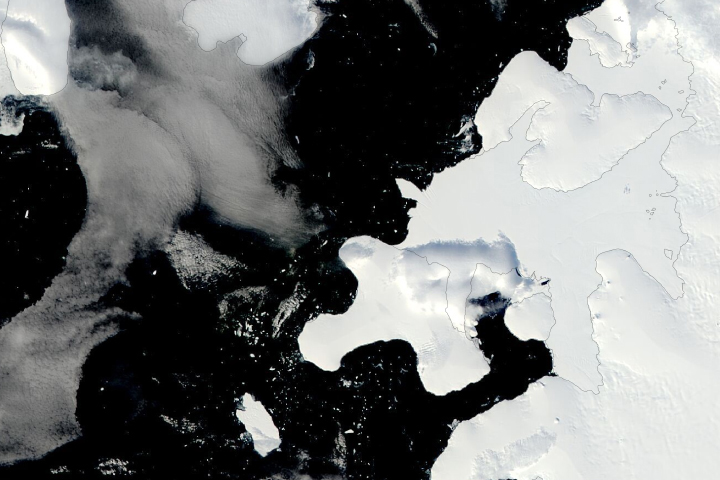 New Antarctic Iceberg Speeds Off