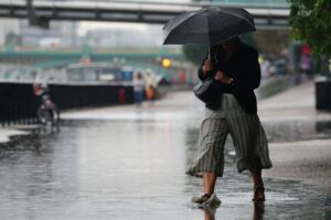 When will the rain stop in London today and how long does thunderstorm warning last?
