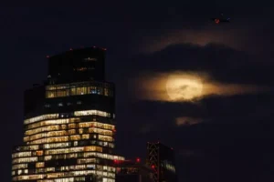 Stunning pictures show Harvest Moon on Tuesday night over London