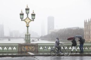 London snow warning as blizzard forecast with UK facing up to 51cm
