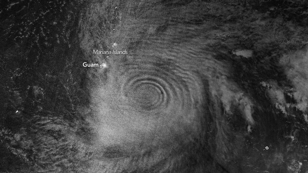 Gravity Waves From Super Typhoon Sinlaku