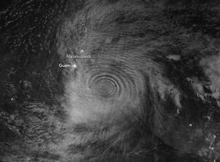 Gravity Waves From Super Typhoon Sinlaku